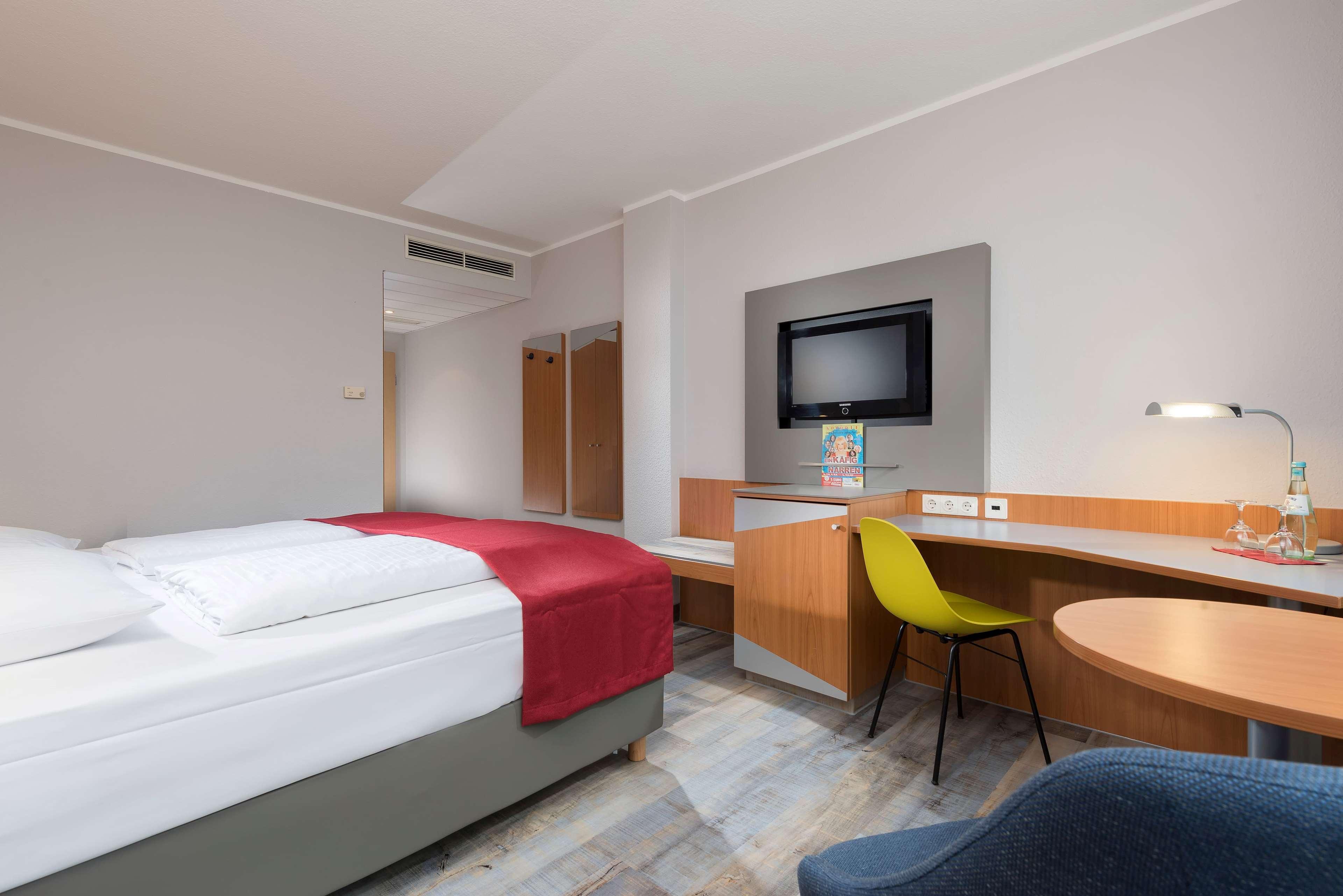 Ramada by Wyndham Hannover - Tap to explore photos