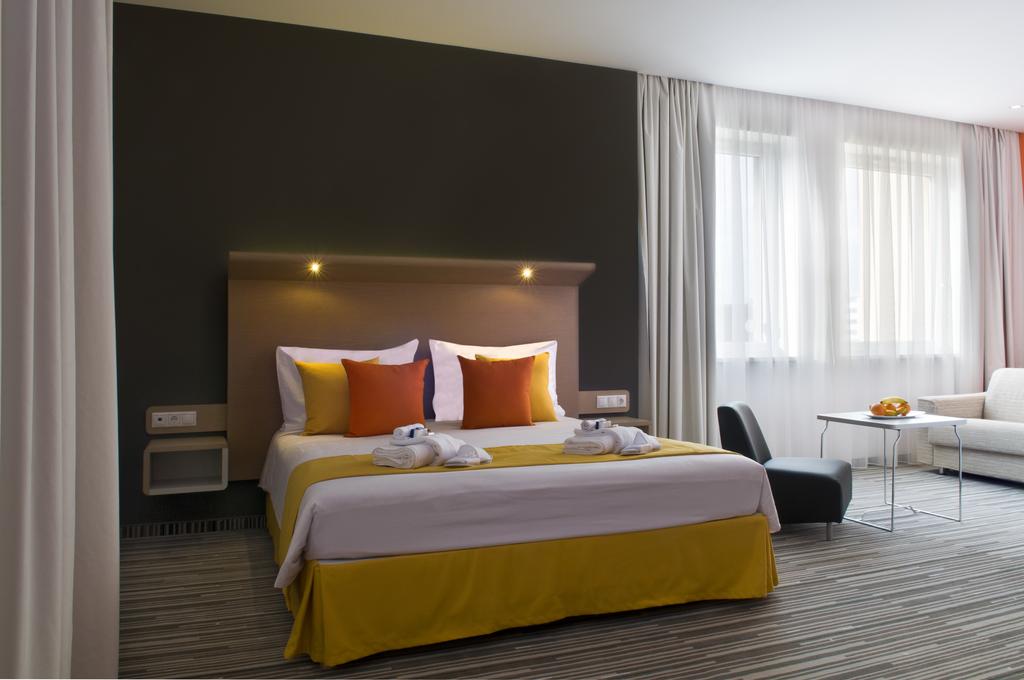 Park Inn by Radisson Budapest - Tap to explore photos