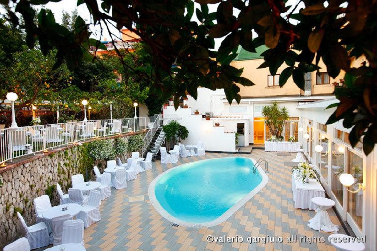 Hotel Capri - Tap to explore photos