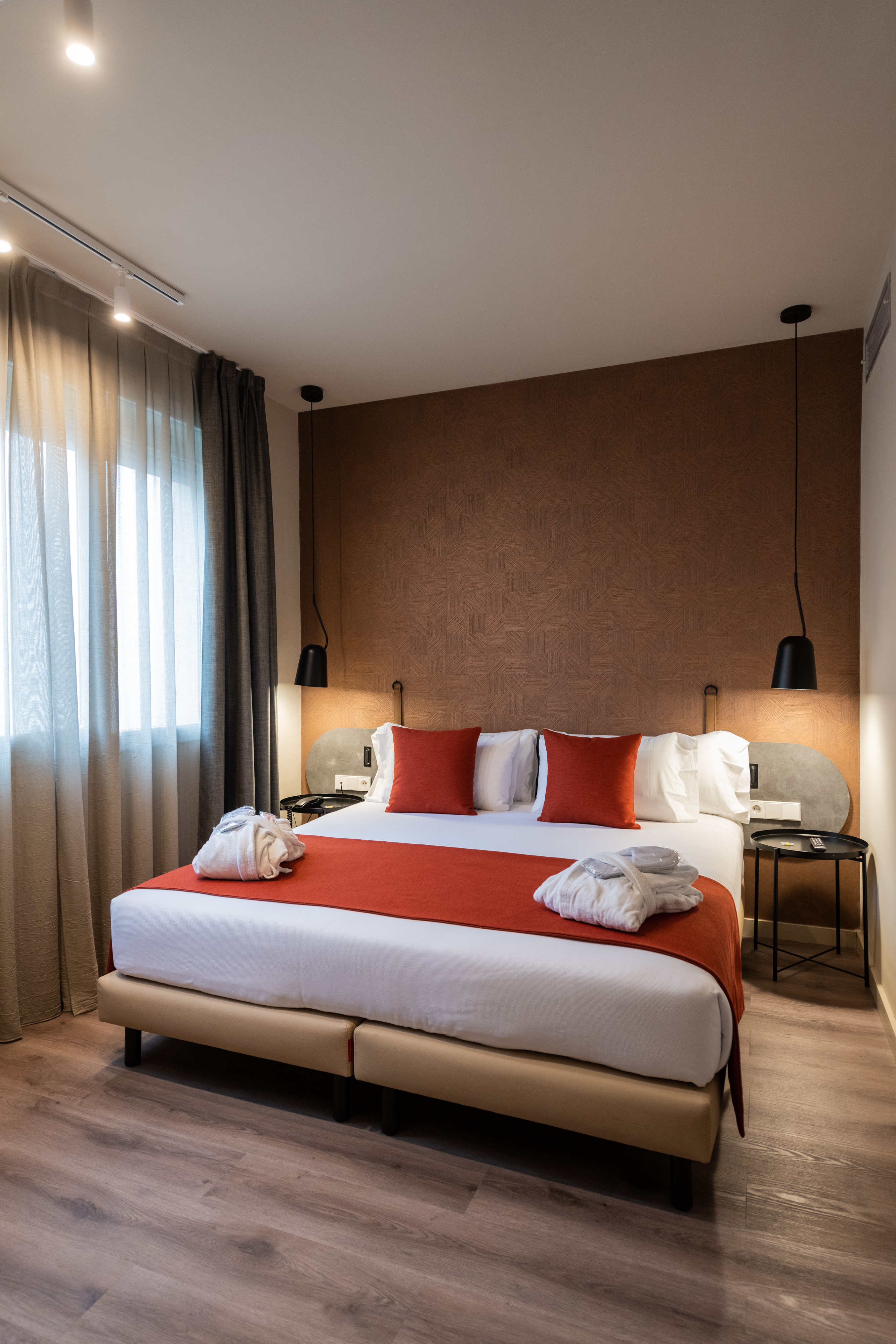 Atenea Rekord Suites - Tap to explore photos