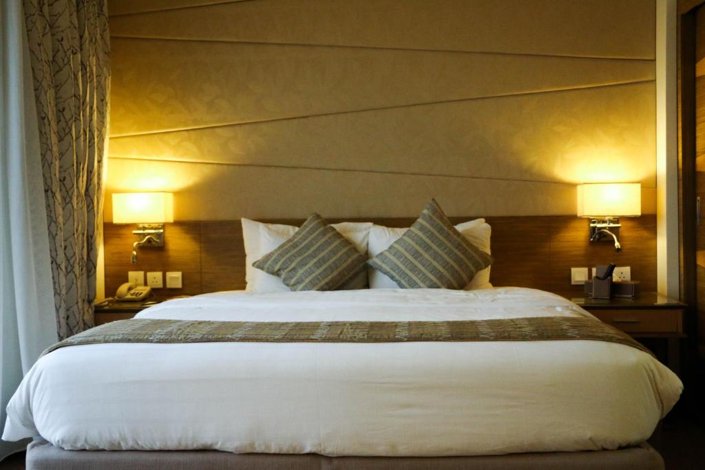 Golden Tulip Dammam Corniche Hotel - Tap to explore photos