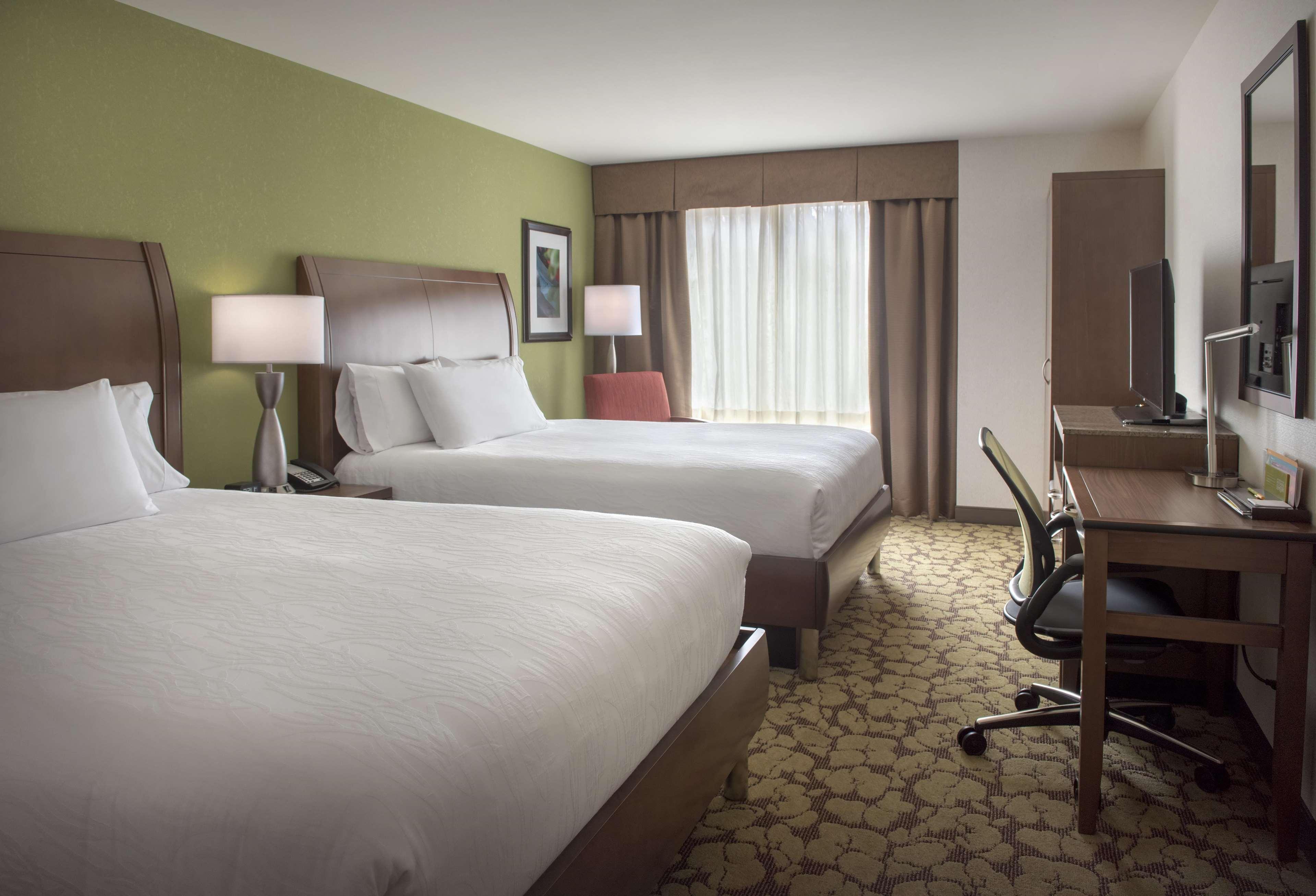Hilton Garden Inn Chicago Downtown Riverwalk - Tap to explore photos