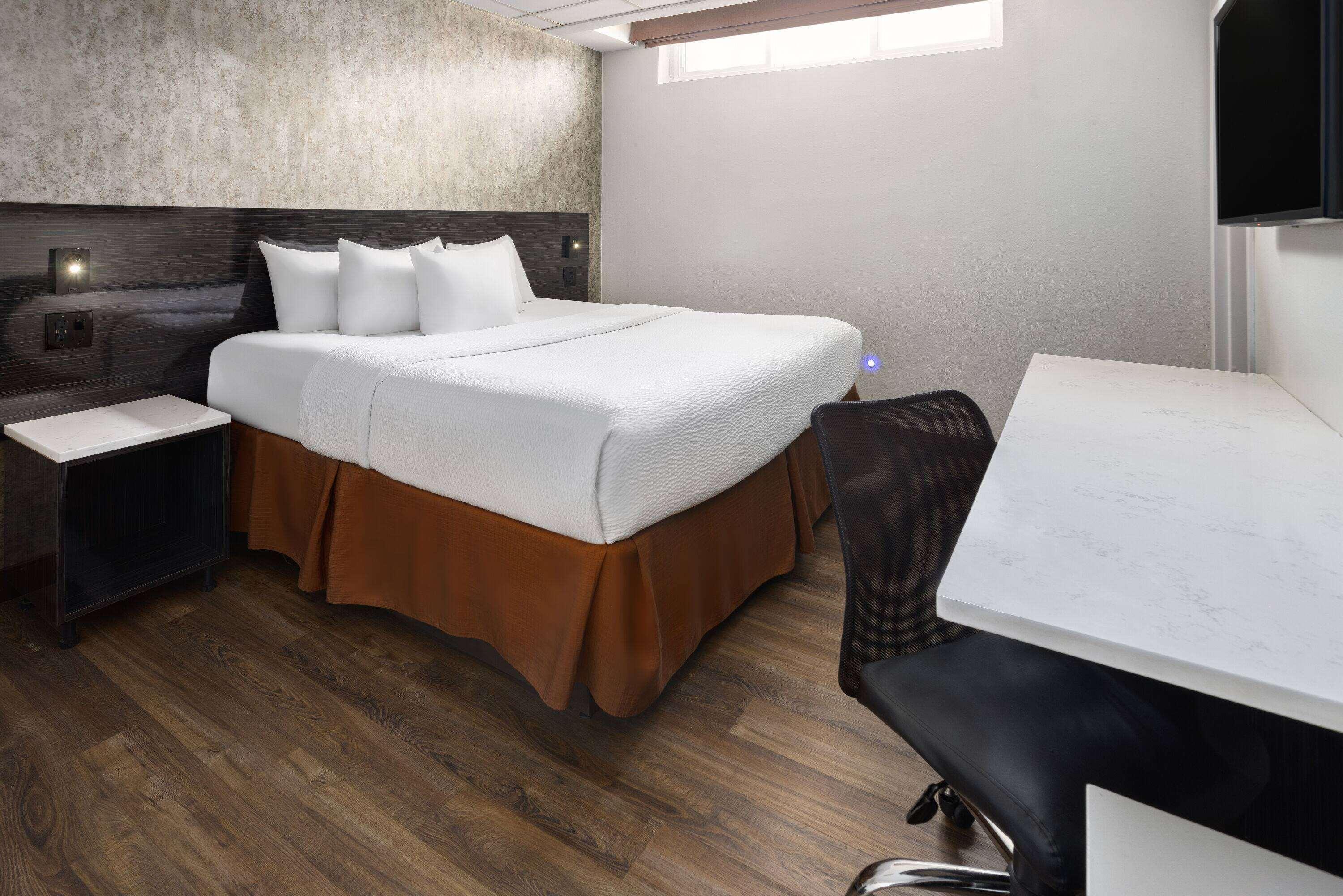 Ramada by Wyndham Bronx - Tap to explore photos
