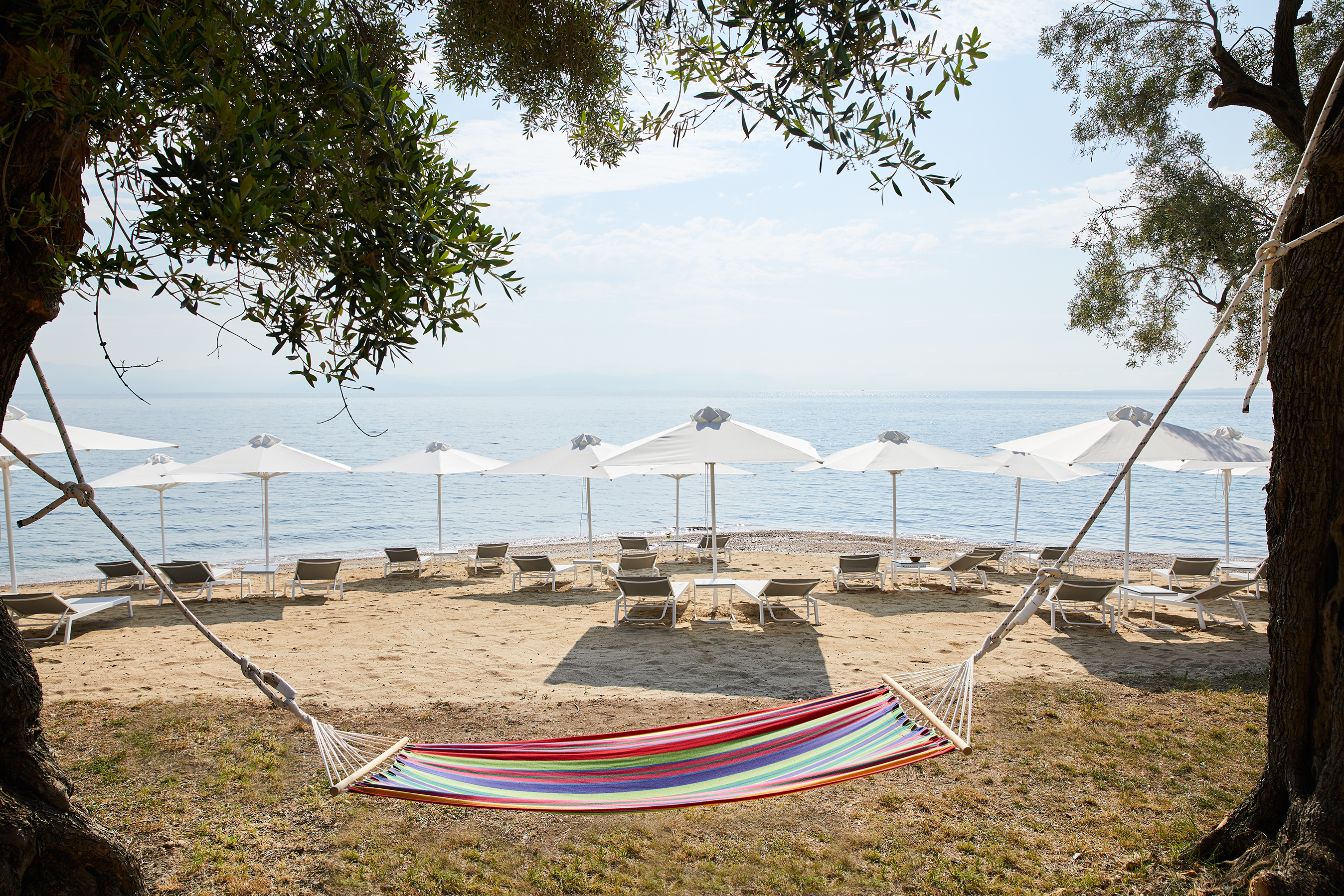 Foto de Praia de Agios Ioannis Peristeron área parcialmente do hotel