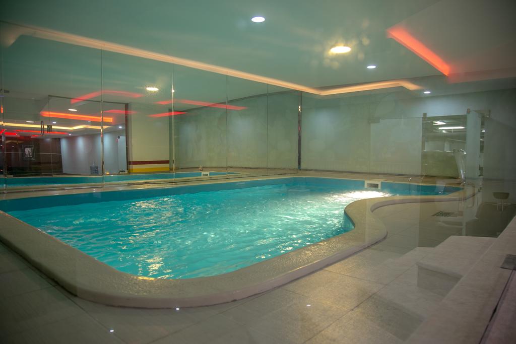 Holiday Khaleej Hotel - Tap to explore photos