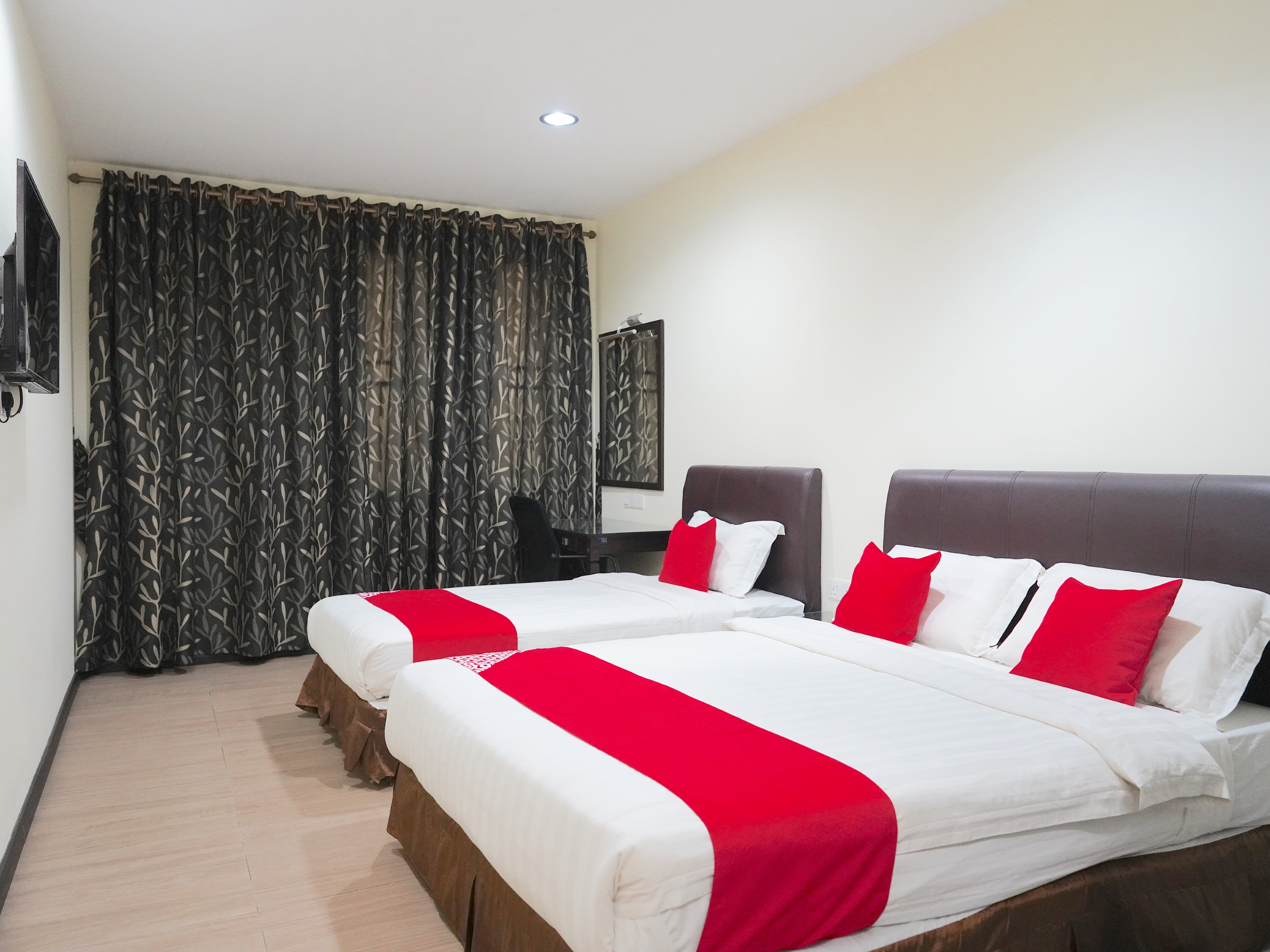 OYO 89544 Utama Inn - Tap to explore photos