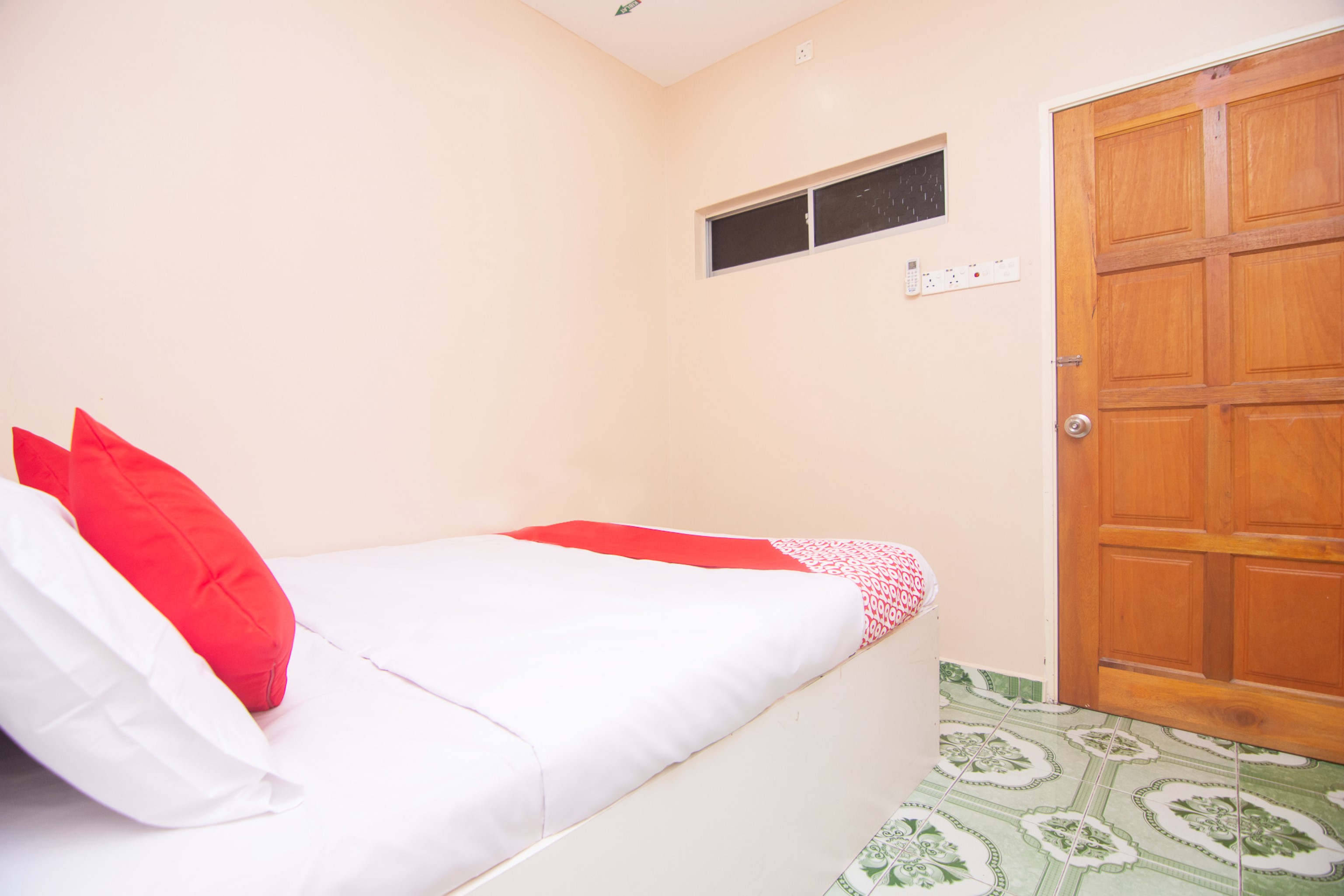 OYO 1224 Hotel Hajah Rohayah - Tap to explore photos