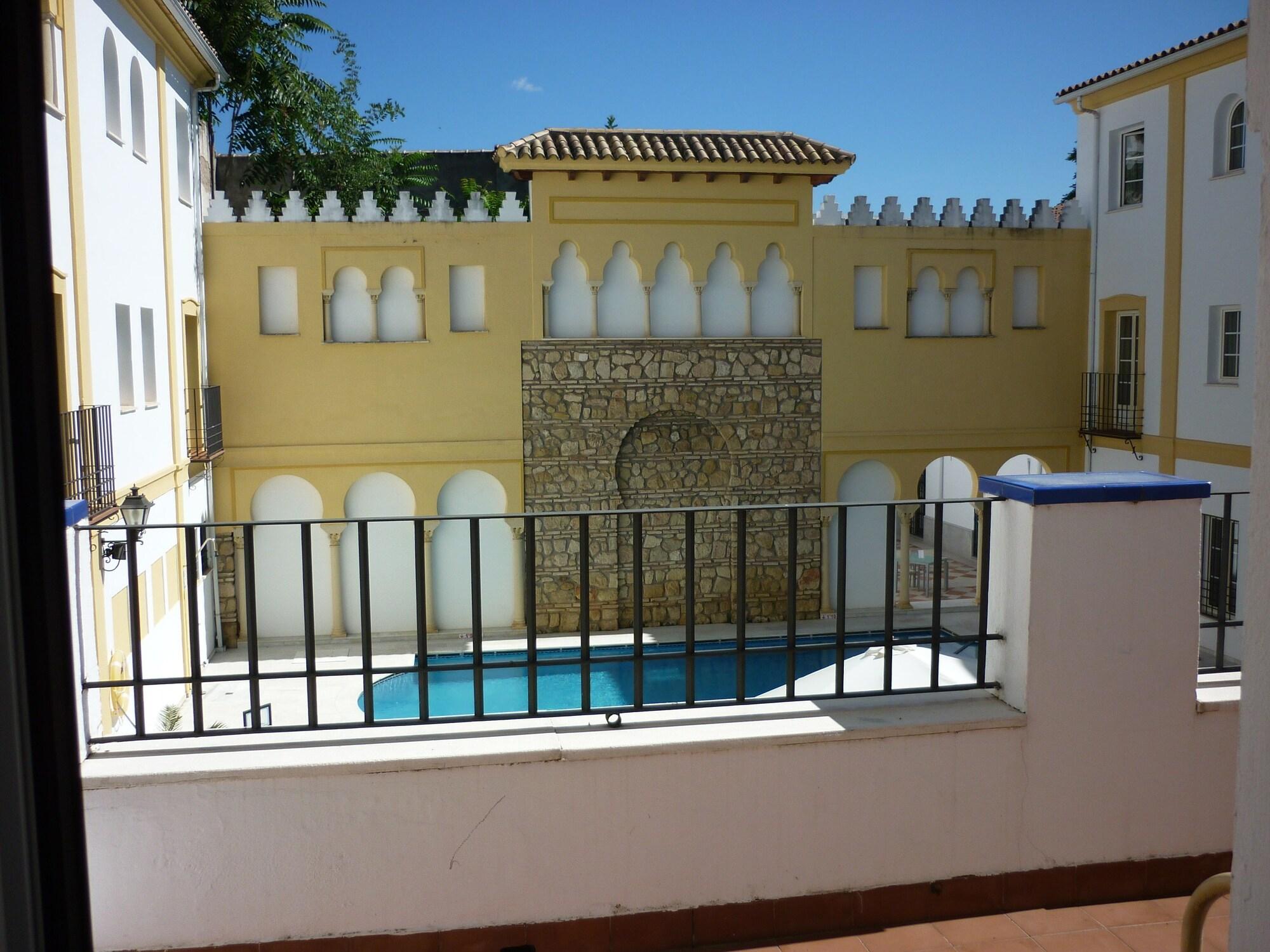 Macia Alfaros, photo 9 of 40