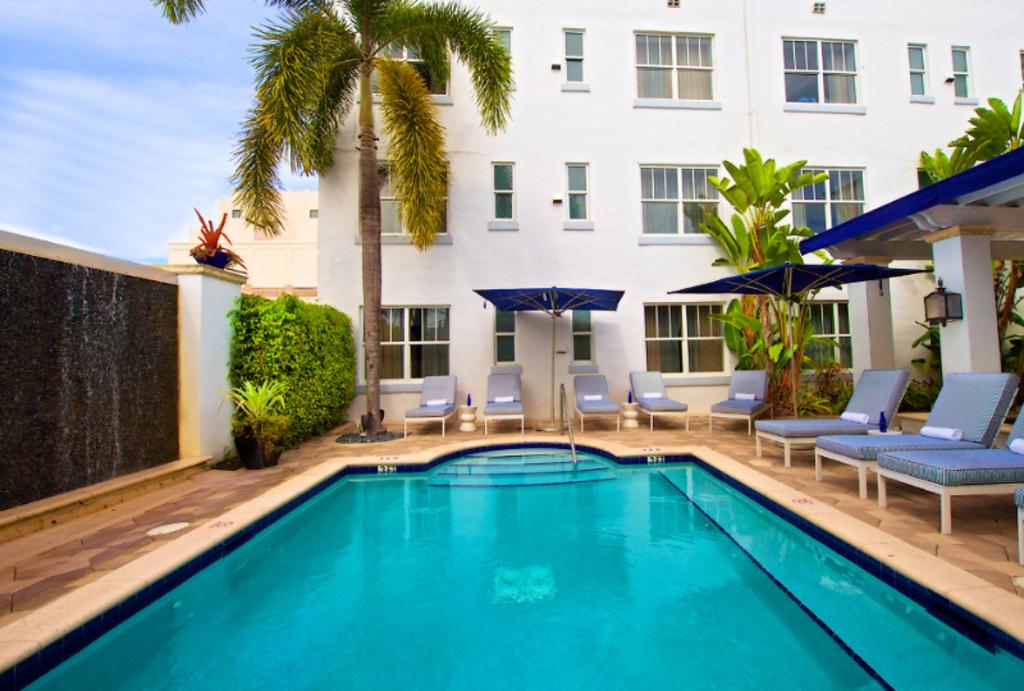 Blue Moon Hotel 