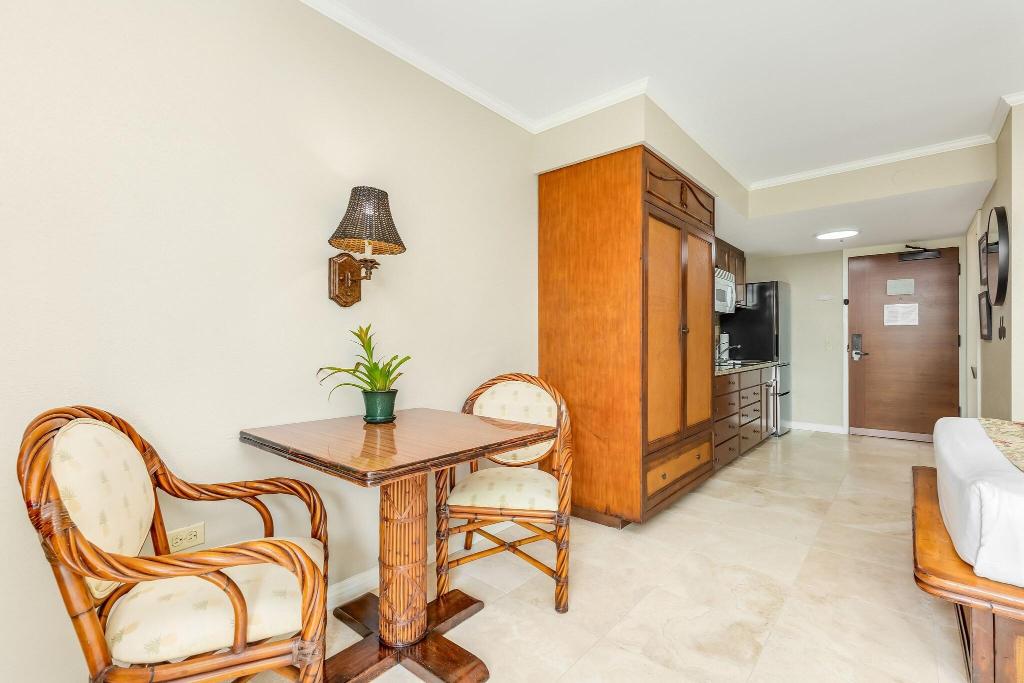 Luana Waikiki Hotel & Suites 