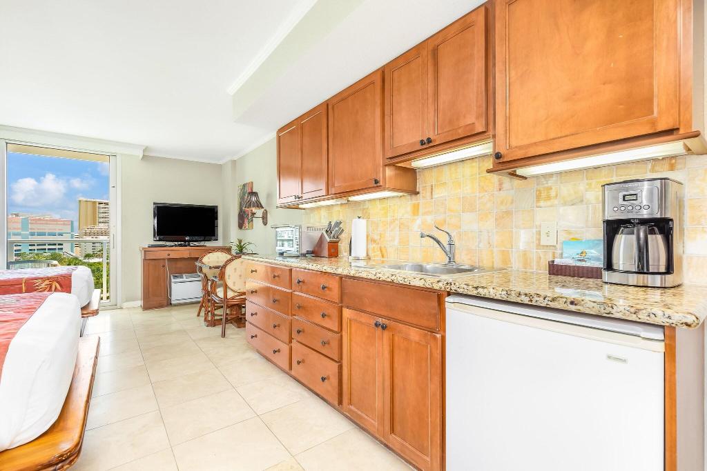 Luana Waikiki Hotel & Suites 