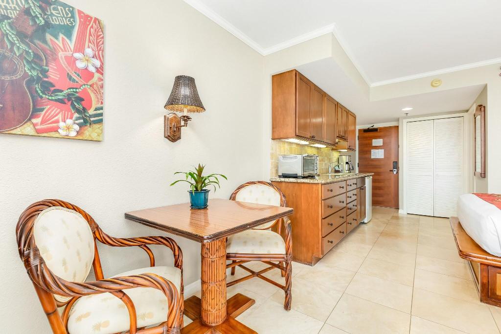 Luana Waikiki Hotel & Suites 