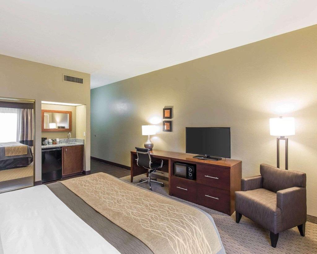 Comfort Inn & Executive Suites Naples 