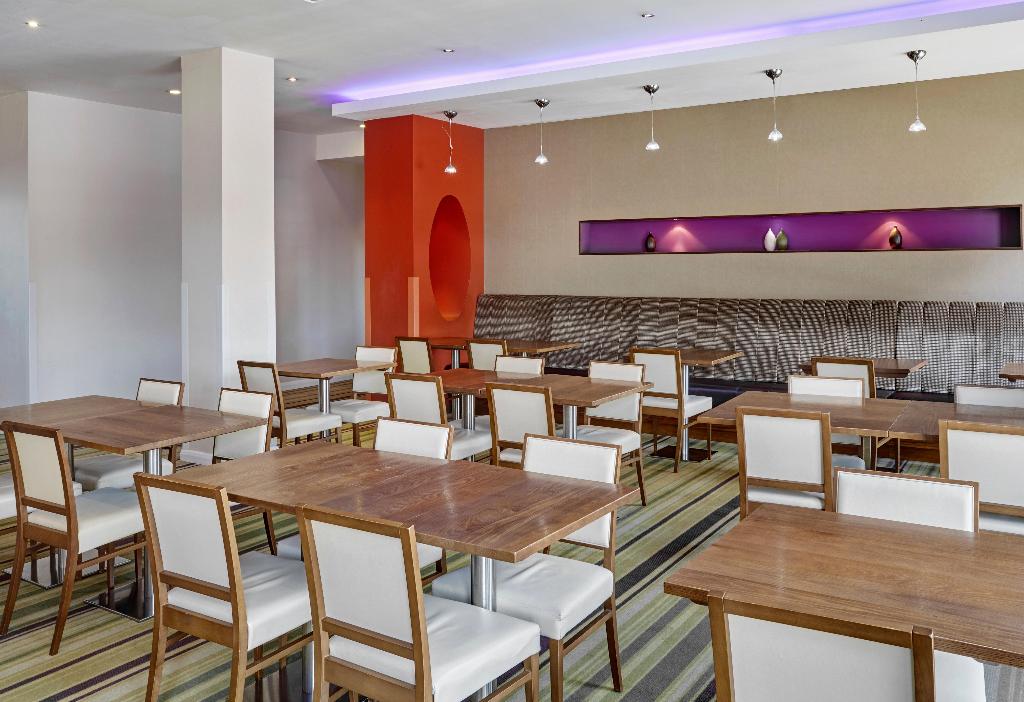 Holiday Inn Express London - Newbury Park 