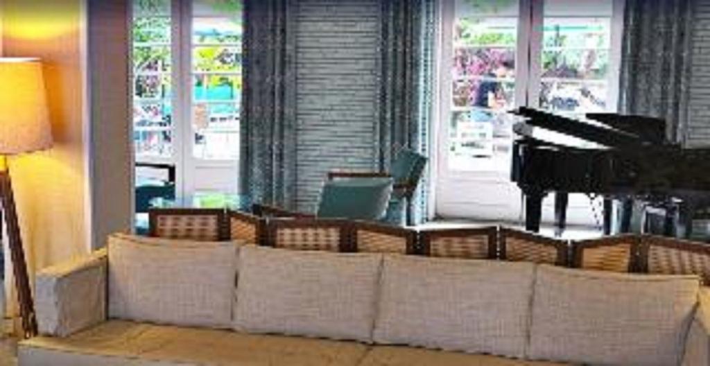 Dorchester Hotel & Suites 