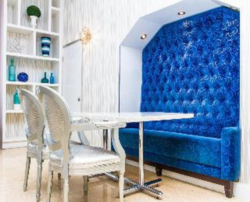 Dorchester Hotel & Suites 
