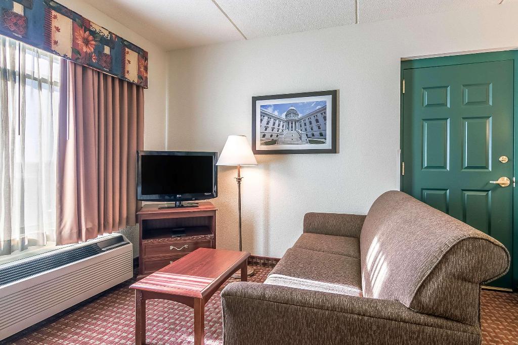 Clarion Suites At The Alliant Energy Center 