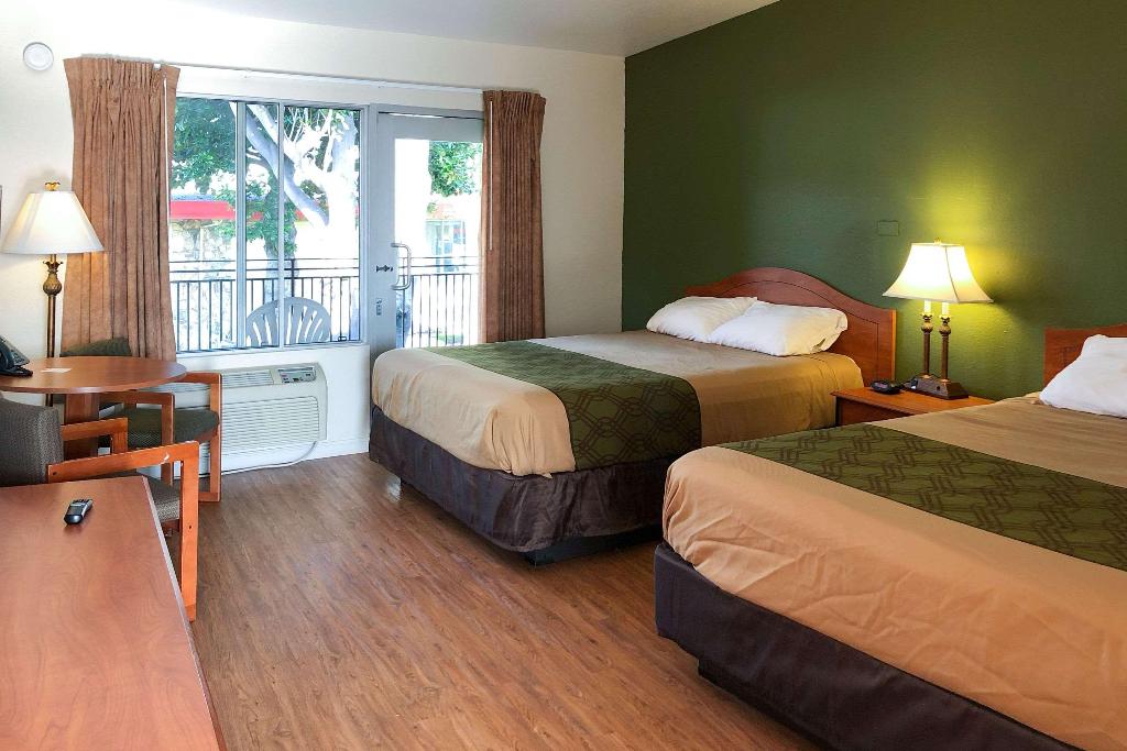 Econo Lodge Inn & Suites Oakland Airport 