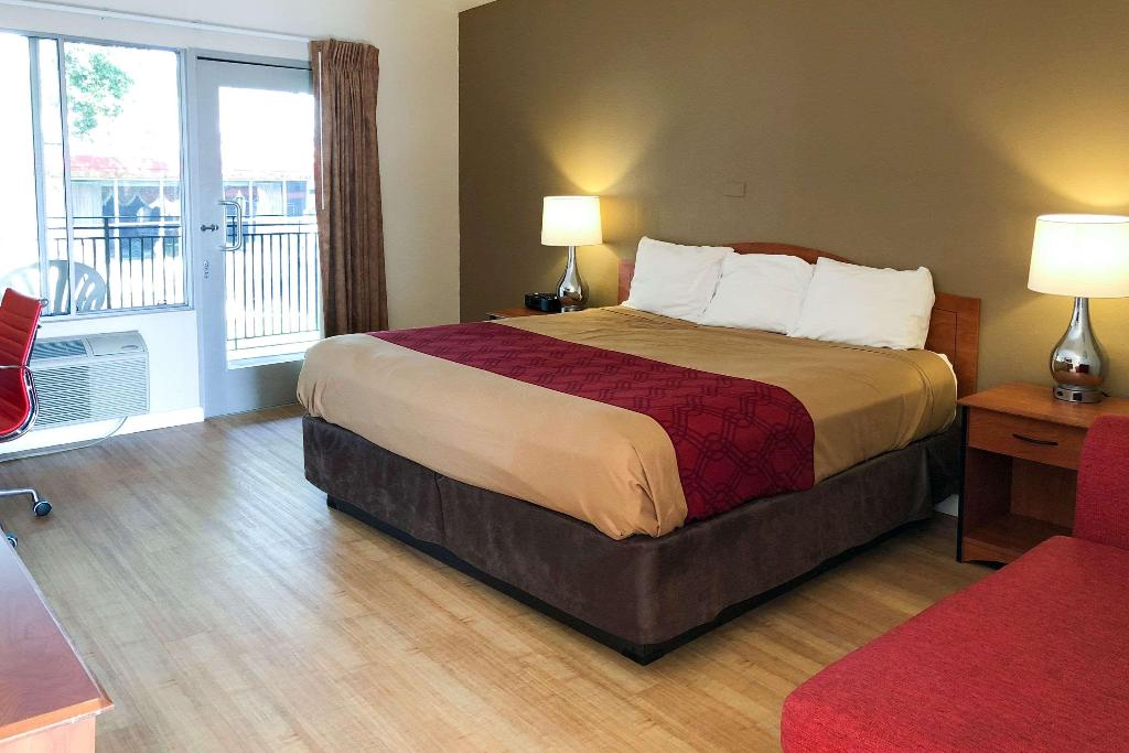 Econo Lodge Inn & Suites Oakland Airport 