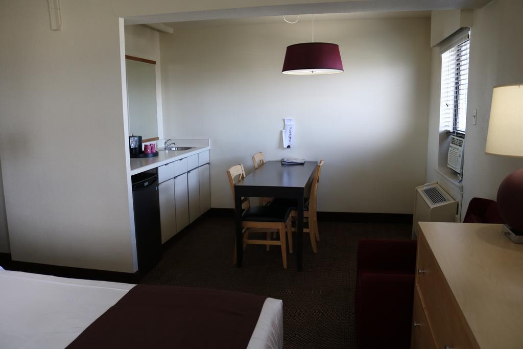 Inlet Tower Hotel & Suites 