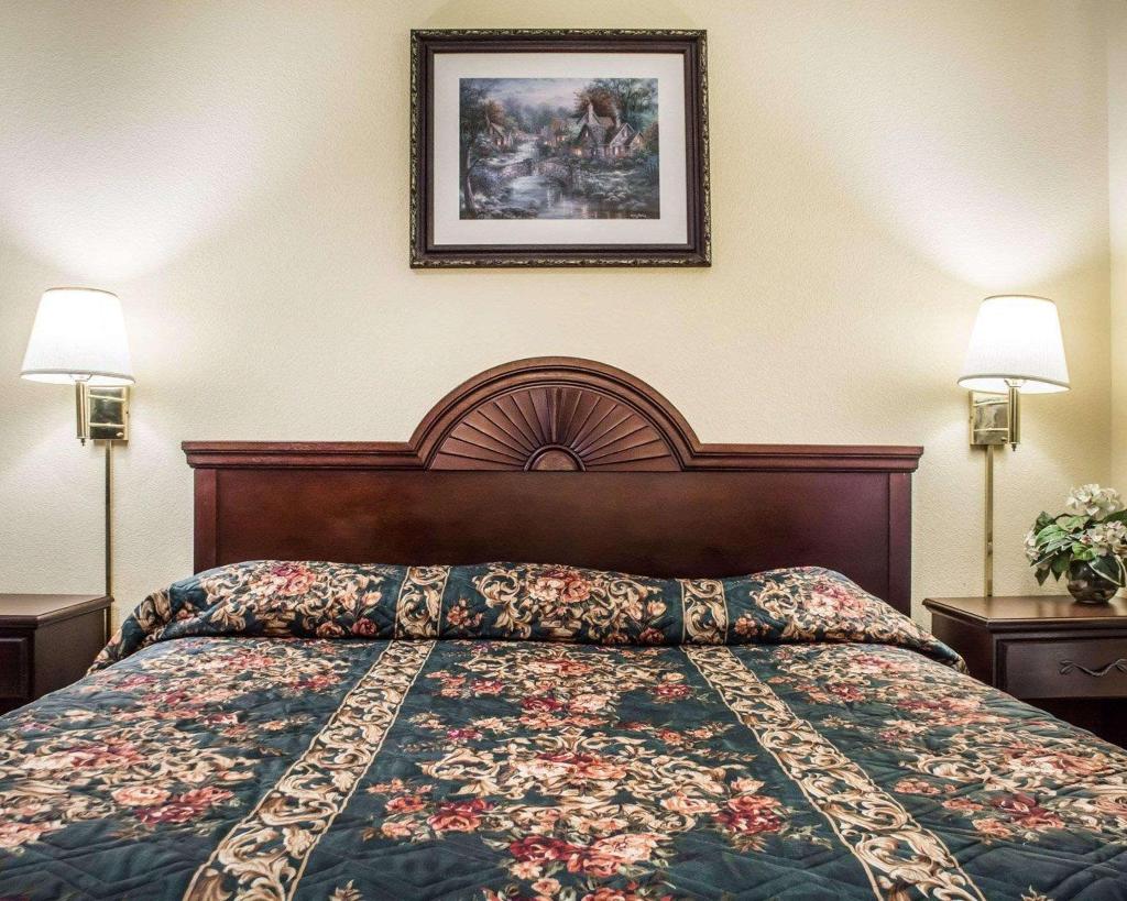 Econo Lodge & Suites Airport 