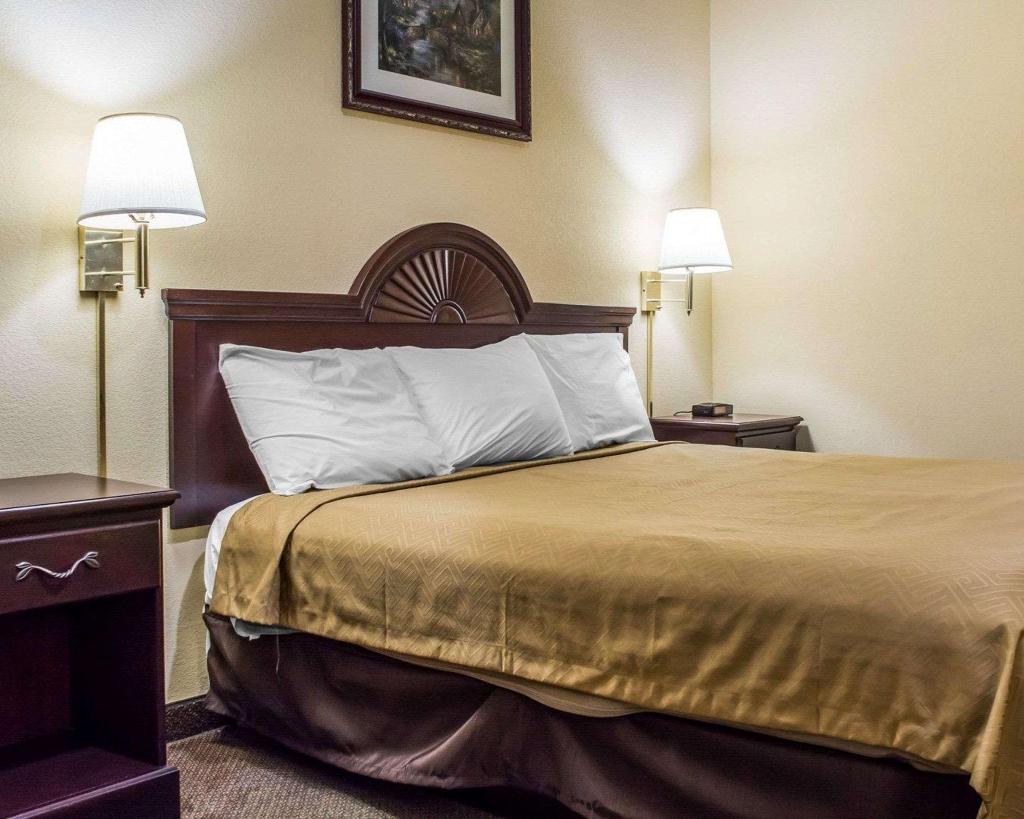 Econo Lodge & Suites Airport 