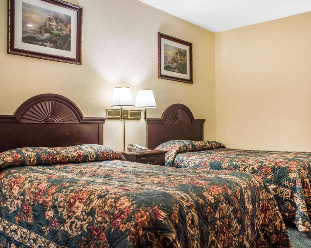 Econo Lodge & Suites Airport 