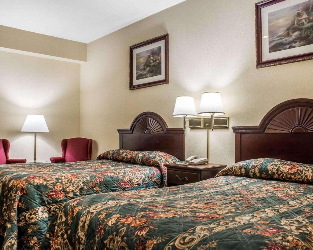 Econo Lodge & Suites Airport 