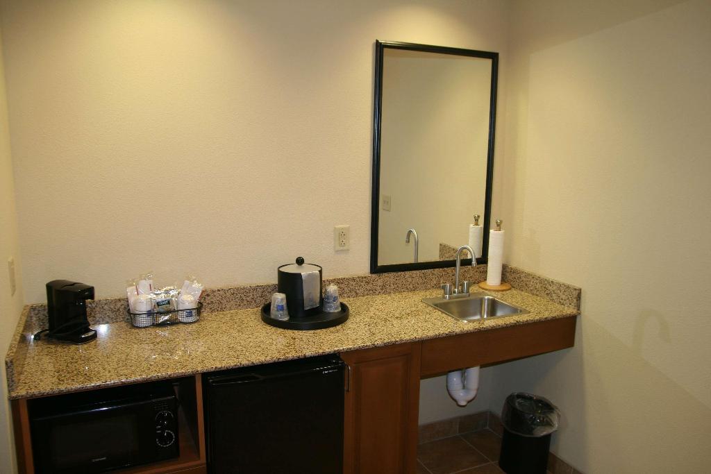 Hampton Inn & Suites Warren 