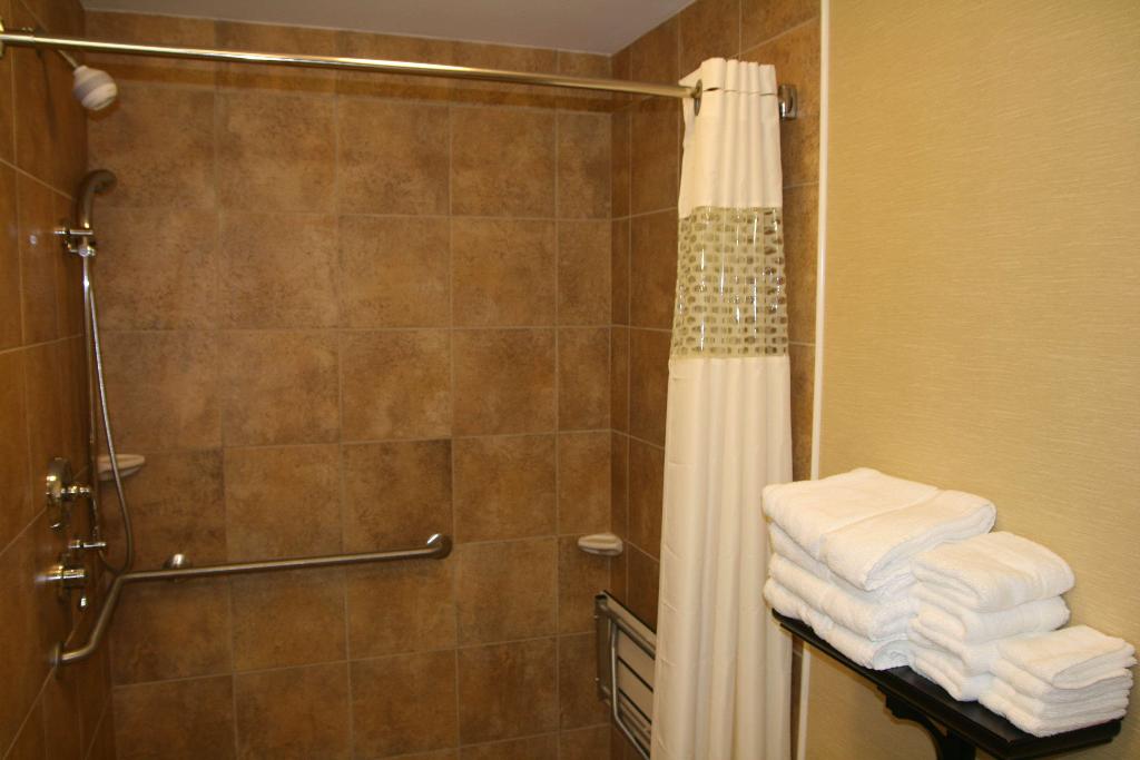 Hampton Inn & Suites Warren 