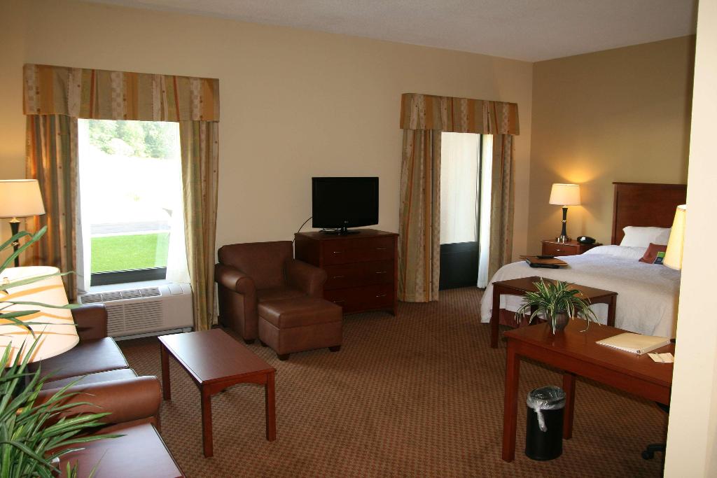 Hampton Inn & Suites Warren 
