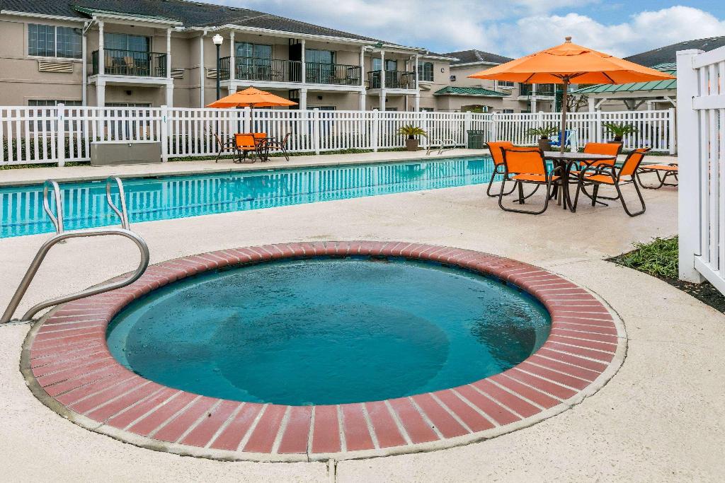 Richmond Inn & Suites, A Trademark Collection Hotel 