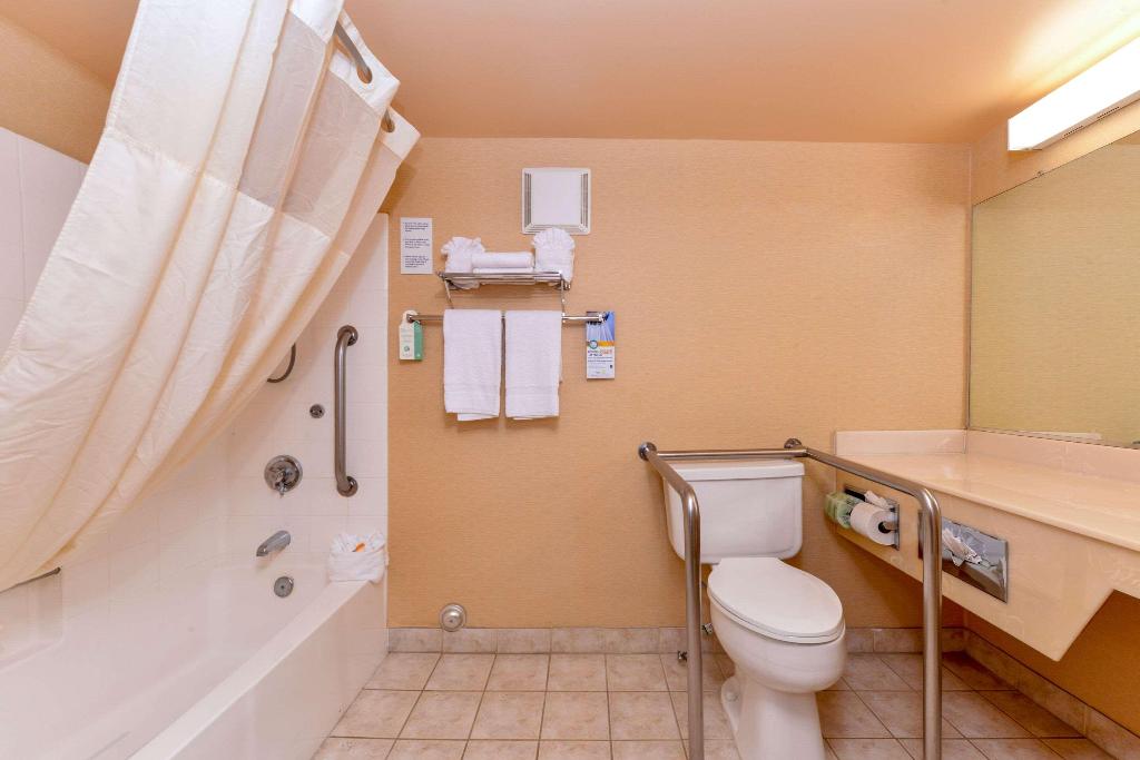 Quality Inn & Suites Walnut Quality Inn & Suites Walnut