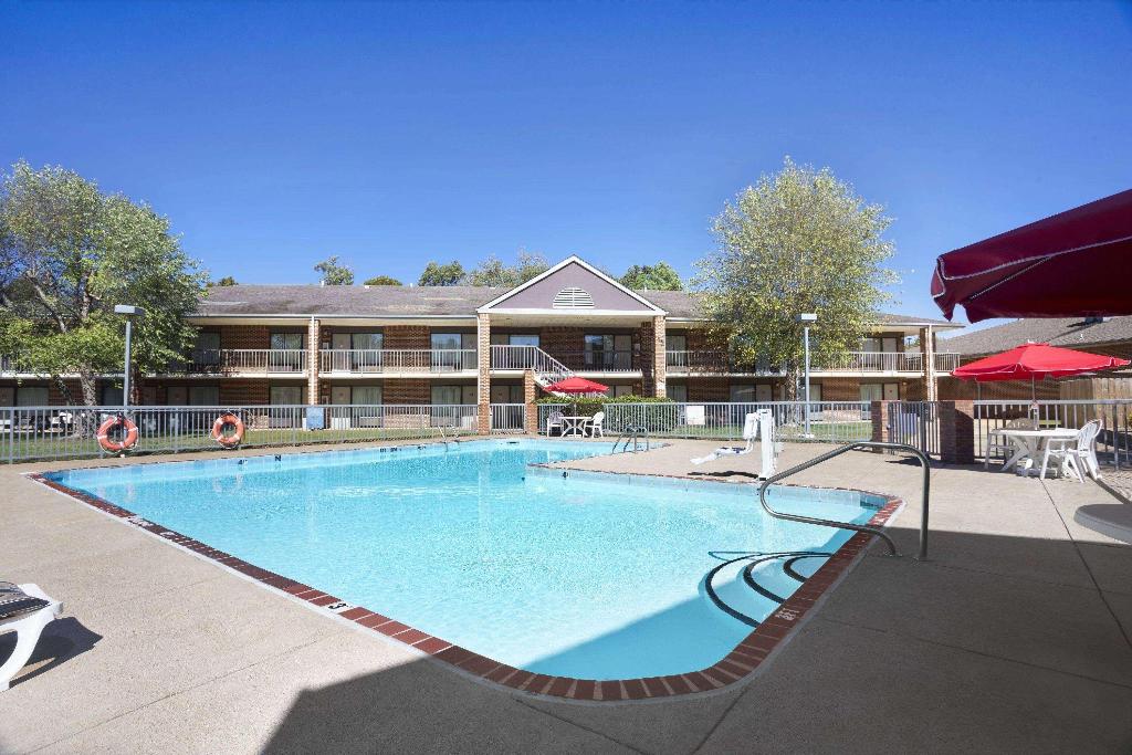 Ramada By Wyndham Batesville 