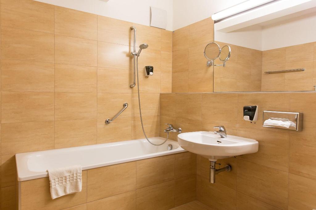 Ce Plaza Hotel Ce Plaza Hotel