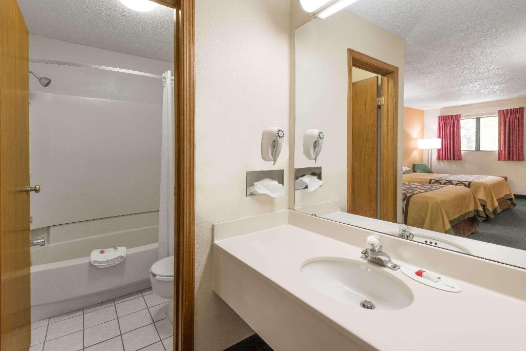 Super 8 By Wyndham Westlake/Cleveland 