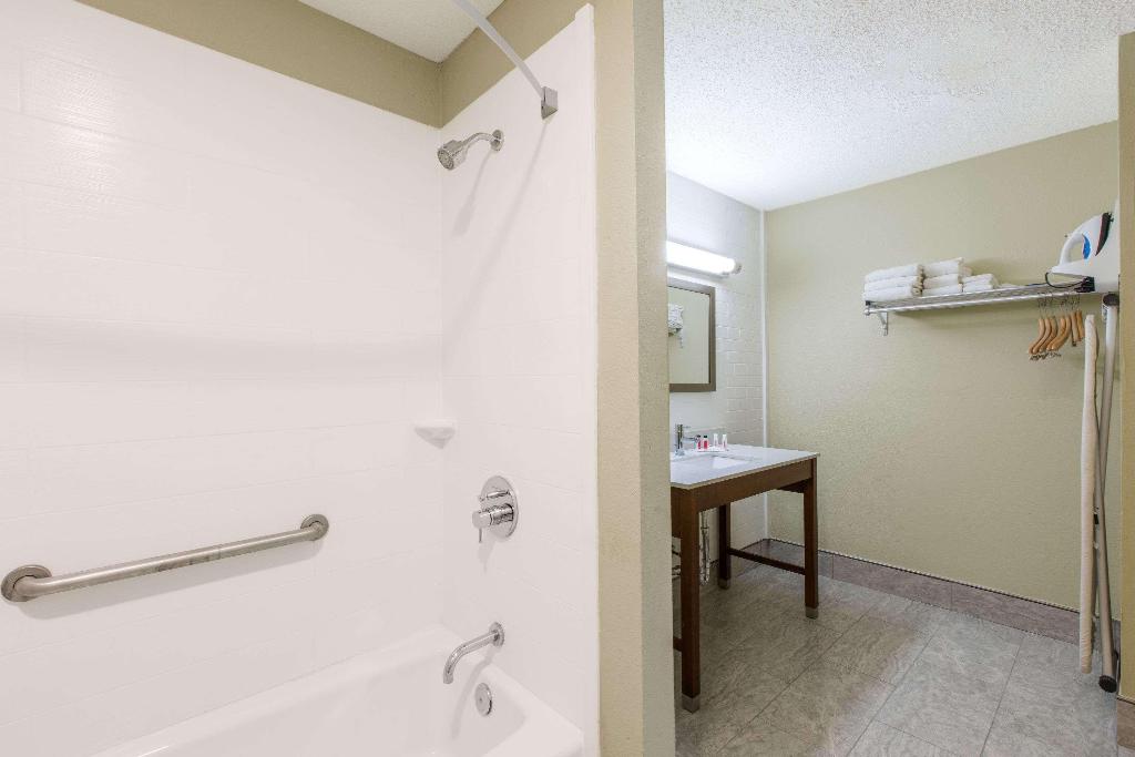 Days Inn & Suites By Wyndham Big Spring Days Inn & Suites By Wyndham Big Spring