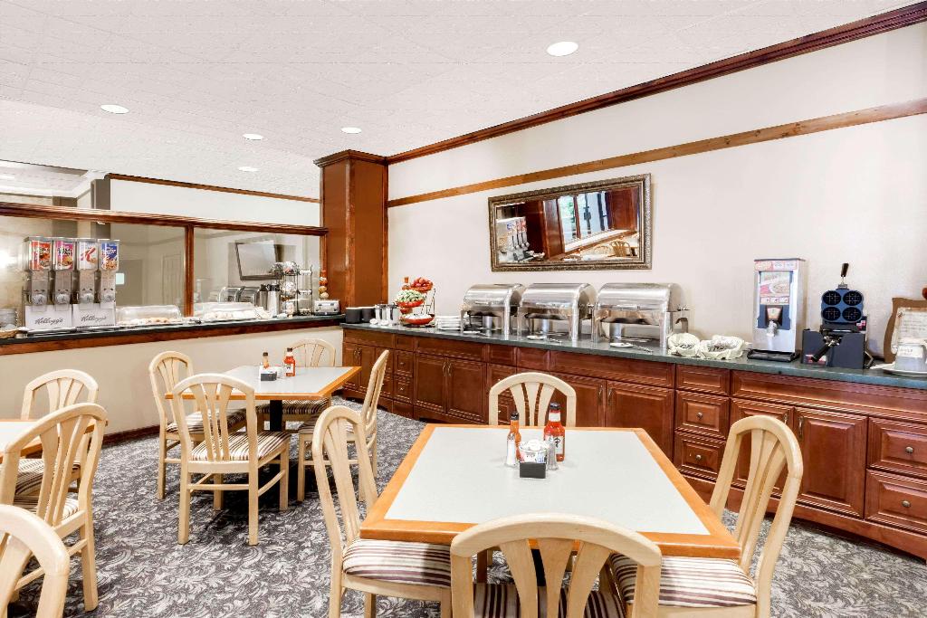Ramada Lansing Hotel And Conference Center 
