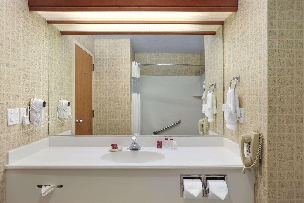 Ramada By Wyndham Olympia 