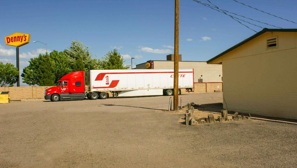 Hwy Express Inn And Suites 