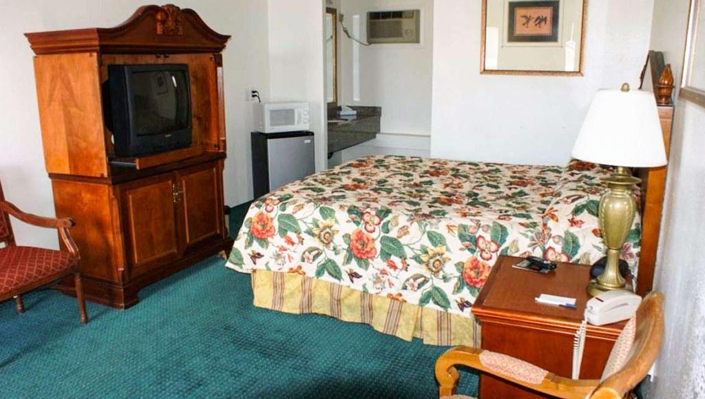Hwy Express Inn And Suites 