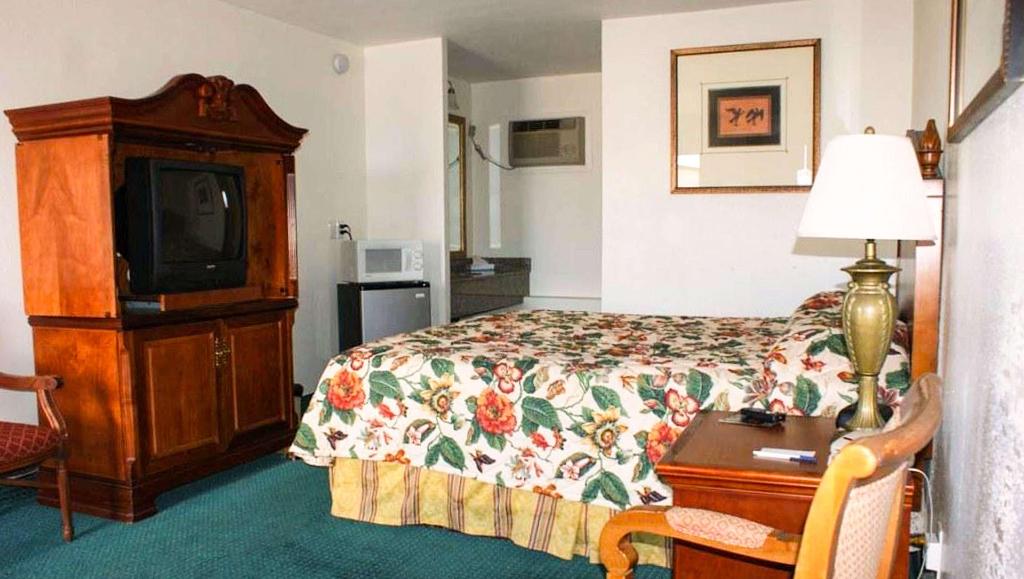 Hwy Express Inn And Suites 