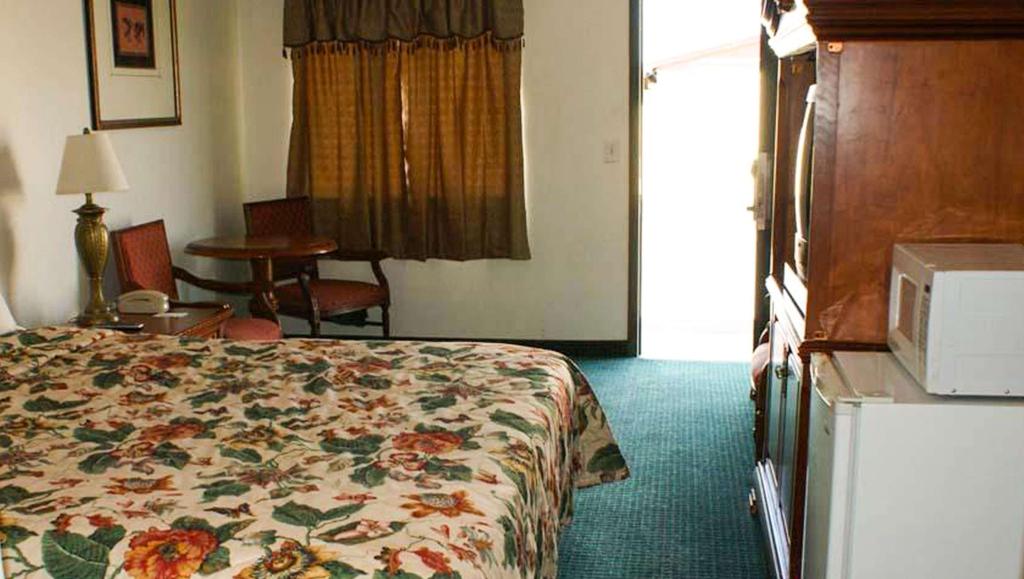 Hwy Express Inn And Suites 
