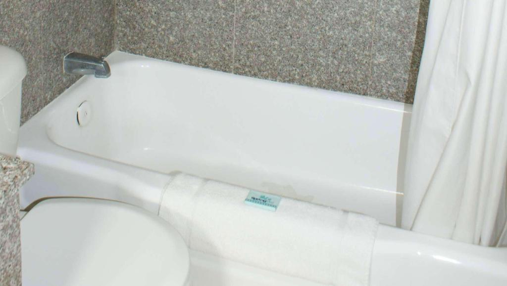 Hwy Express Inn And Suites 