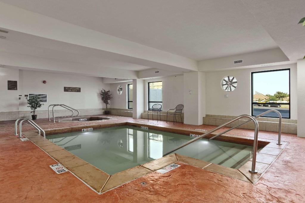 Ramada By Wyndham Tulsa 