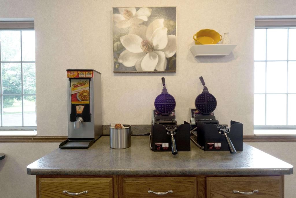 Super 8 By Wyndham Greenfield 