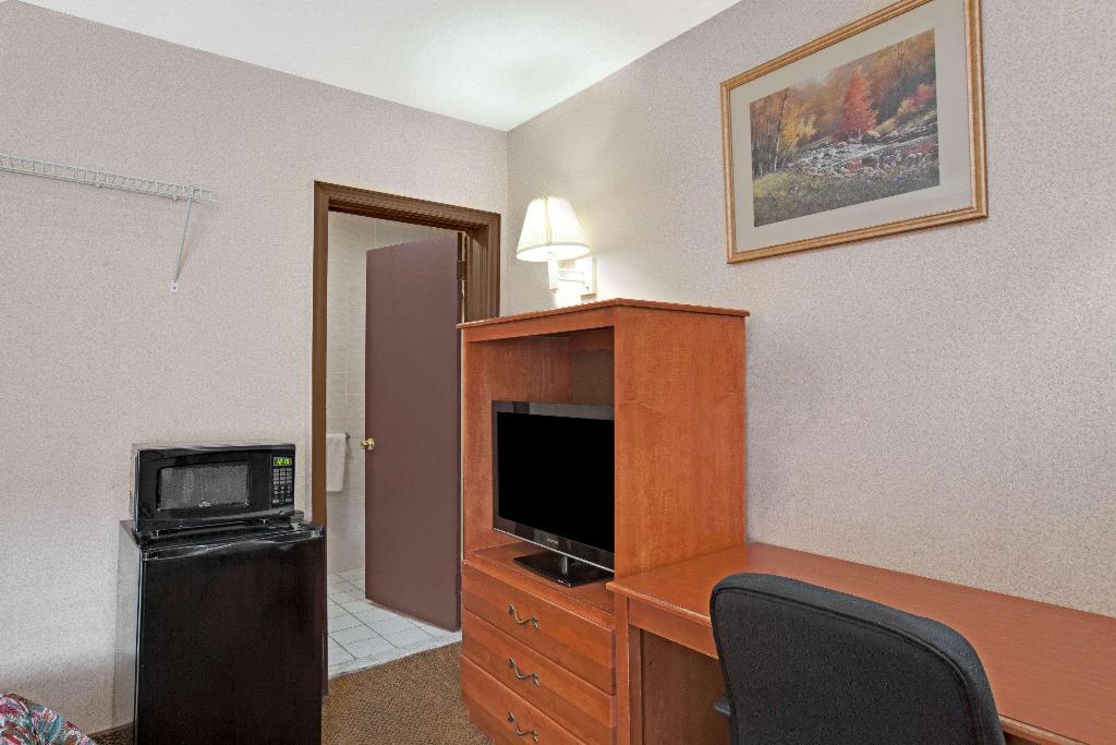 Knights Inn Pine Brook 