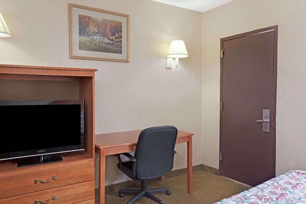 Knights Inn Pine Brook 