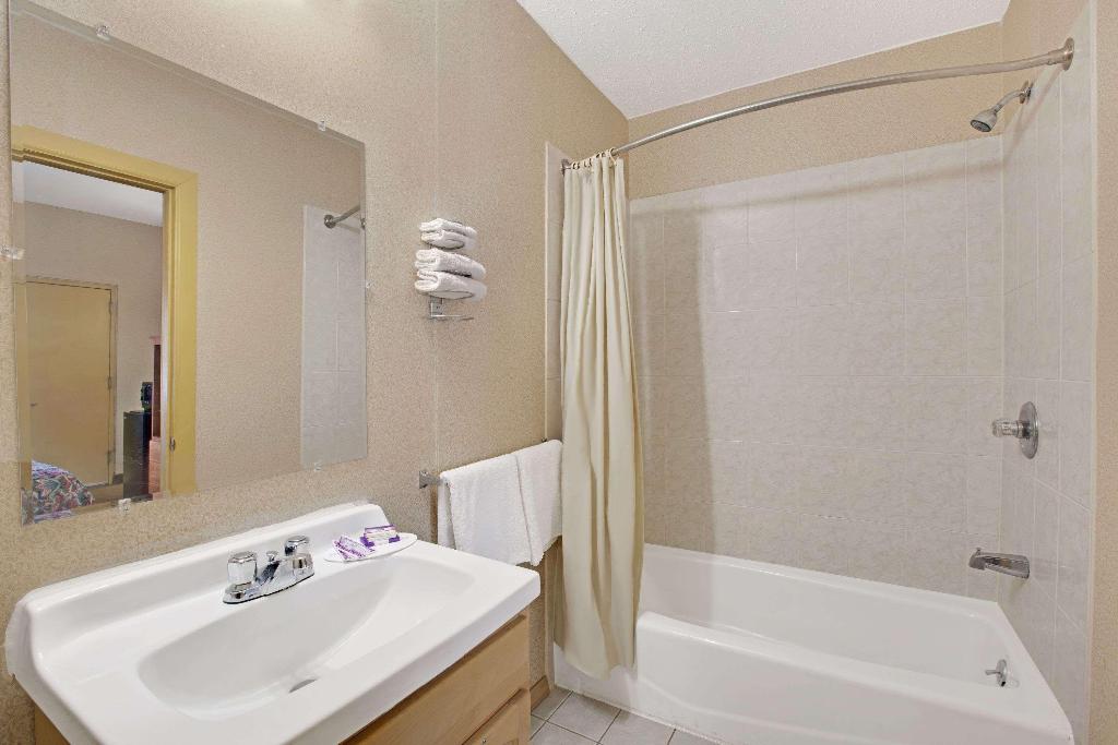 Knights Inn Pine Brook 