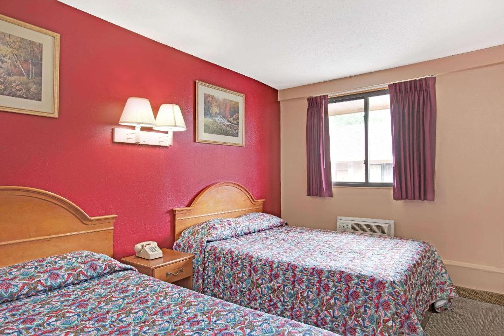 Knights Inn Pine Brook 